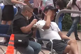 68岁李修贤近况罕曝！大腹便便路边拍戏无人识，曾与周润发齐名图片