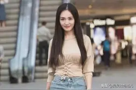 简单时尚的秋日穿搭，牛仔半身裙+收腰卫衣外套，有活力更显身材图片