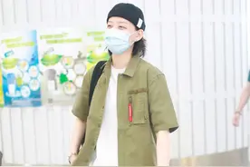 假小子？李斯丹妮中性风穿着清爽帅气，笑眼盈盈可爱又可亲图片