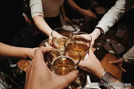 如果你对每条朝你吠的狗，都停下来扔石头，你永远到不了目的地图片