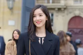 章泽天与杨澜同框合影，因站位被网友吐槽，却展现了她的高情商图片