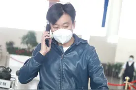 “好男人”佟大为现身机场，这一身搭配真是型男标配呀图片