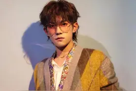 TFBOYS七周年，易烊千玺针织外套演绎复古文艺早秋浪漫风情图片