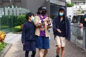 张柏芝接两儿子放学，穿紫色卫衣配5分牛仔裤，肌肉腿太抢镜图片