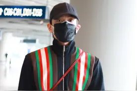 丁禹兮现身机场，彩色条纹上衣，搭配黑色裤子小白鞋，休闲帅气图片