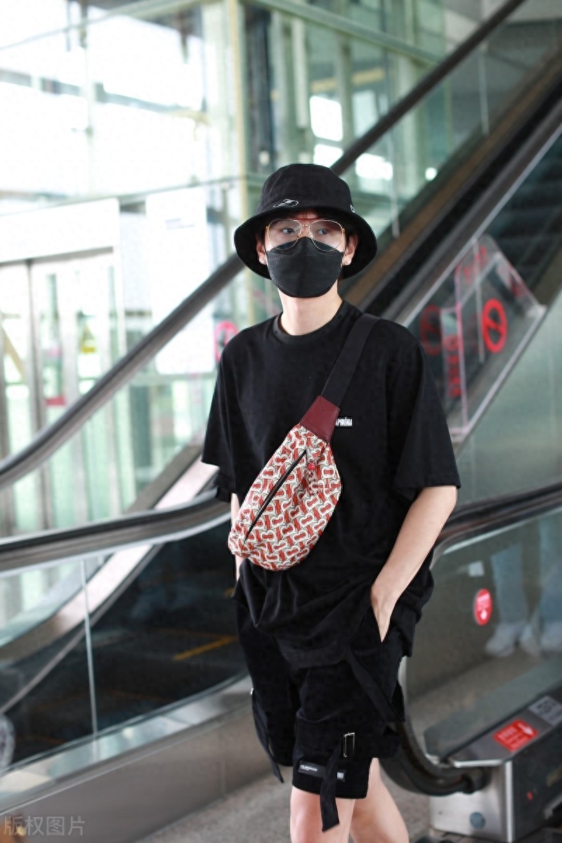 汪苏泷一袭黑色现身机场,低调穿搭不失时髦感,喜欢你的歌好多年