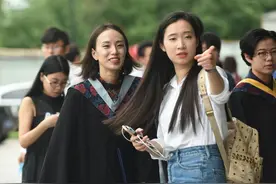 寒门学霸被北大录取骑马戴花返乡庆祝遭嘲讽，浅析背后的2个原因图片