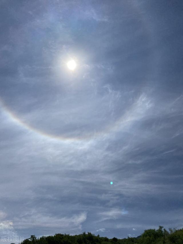 环地彩虹弧,环地平弧又称日载或日承,民间也有彩虹云和火焰彩虹的说法