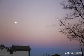 元代落魄才子夜里孤枕难眠，信手来写下一首诗，每一句都很孤独图片