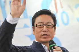 白岩松PK经济学家董潘：结婚不买房是耍流氓时，终于说句大实话图片