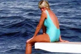 戴安娜秀起身材真要命！多款泳装换着穿，“分体式”比基尼更大胆图片