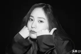 郑秀晶黑白画报太飒了！独立又洒脱，这种风格你喜欢吗？图片