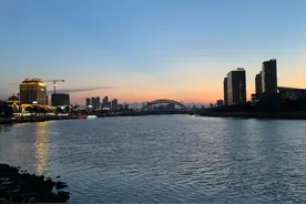 这位大学的英语老师，为什么会触动那么多学生和家长的泪点？图片