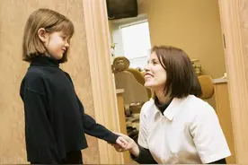 有些孩子见熟人就想躲，“打招呼”对他们千难万难，这不是没礼貌图片