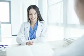 绝经1年后阴道出血3个月，腹痛4天，52岁患者确诊子宫内膜癌图片