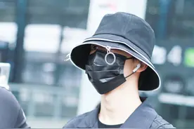 何洛洛现身机场，元气少年一枚，长相酷似苏有朋图片