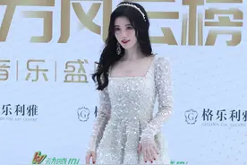 鞠婧祎白色闪光珍珠连衣裙现身，扎起头扎甜美可爱图片