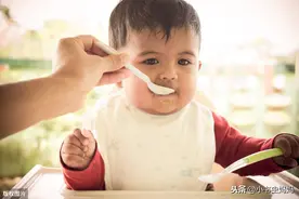 7~8个月宝宝一天应吃两次还是三次辅食？这样安排娃饮食，更健康图片