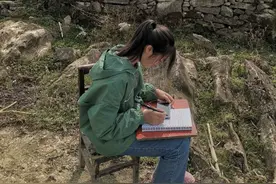 为上网课师生各显神通：学生上雪山、搭帐篷、爬屋顶，老师在山顶打着电筒直播讲课，还有人拿大葱当教鞭图片