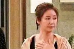 林心如小腹突出，疑似二胎怀孕，饭后多次做干呕动作图片