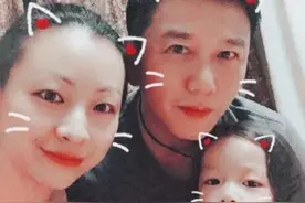 55岁温兆伦减肥成功，从油腻大叔变回清秀型男，一家三口秀恩爱图片