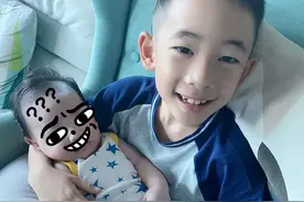 应采儿晒俩儿子同框照，Jasper抱着弟弟笑容灿烂，互动温馨有爱图片