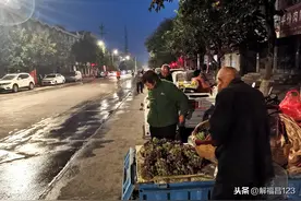 七旬老两口黑夜在街上等待卖葡萄，家里房子被大水冲毁，无力再建图片