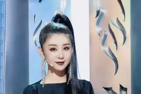 李小萌复出风格大变，黑色露背流苏裙配高马尾，“姨妈”红唇A爆图片