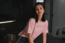刘诗诗晒办公室写真大片！穿粉色T牛仔裤，独自加班也优雅图片