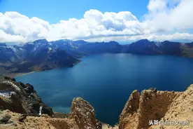 吉林长白山：夏季天池掀开神秘面纱，夏融池水堪比蓝天图片