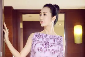王鸥美得高贵又大气，一袭紫色连衣裙配盘发亮相，宛若贵族一般图片