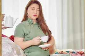 杨天真太放得开，穿旗袍勒出2层游泳圈，家里铂金包都堆成垃圾堆图片