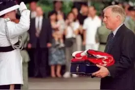 1997年最后一任港督彭定康卸任离港时场景：神色凝重，表情落寞图片