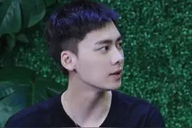 李易峰身着黑色米奇印花T搭配牛仔裤，一头清爽的短发，清新帅气图片