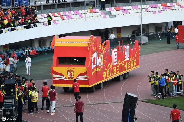 广州恒大赛后庆典现场，卡纳瓦罗西装亮相，全队登领奖台狂欢