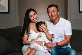 恭喜！38岁向佐前女友黄婉佩宣布怀二胎，离婚后再嫁富商住豪宅图片