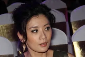 贾静雯气质真不错，穿金色亮面裙配慵懒卷发，知性优雅更显时髦图片