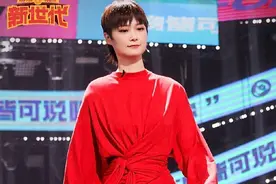 李宇春“红”上热搜！一袭中国红连衣裙配运动球鞋，美腿太致命图片
