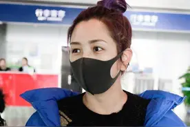 何洁你能不能不要再翻车了？穿羽绒服配宽松毛衣，显胖10斤不止图片