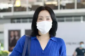 48岁陶虹素颜现身，穿polo裙＋开叉半身裙，眼角细纹太真实图片