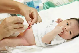 新生儿的脐带怎样护理好？按照这几个步骤，脐带自然脱落长得好图片
