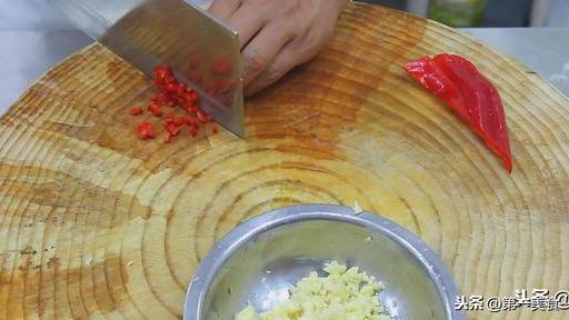金针菇怎么做成凉菜？大厨简单操作，特别下酒，几下就能做好