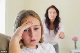 孩子假装学习，这种伪装是孩子带了人格面具，家长要加以重视图片
