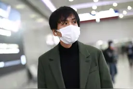 张若昀瘦多了吧！穿黑色打底外搭灰色大衣，清爽造型依旧帅气图片