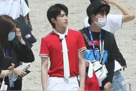 《奔跑吧》蔡徐坤路透身穿马术服，从此白马王子有脸了图片