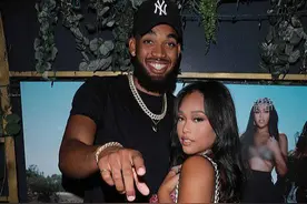NBA新狼王宠溺女友，环住粗腰开怀笑，大码模特复制卡戴珊姐妹图片