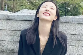 周雨彤瘦成麻杆，167cm身材却用真空装凹曲线，“蚂蚁腿”太吸睛图片