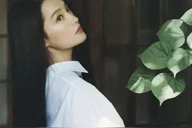 李沁真的太养眼了，黑长直配白衬衫演绎“绿茶风”，气质太惊艳了图片
