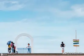 抖音最火的伤感句子：爱一个人，攀一座山，追一个梦图片