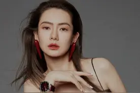 戚薇复古爆炸头金属风耳环，吊带长裙长发飘扬，风格多样又美又飒图片